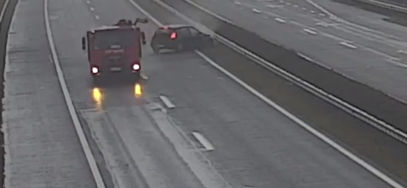 Talán elaludt a sofőr, aki az üres M7-esen hajtott neki egy teherautónak – videó 