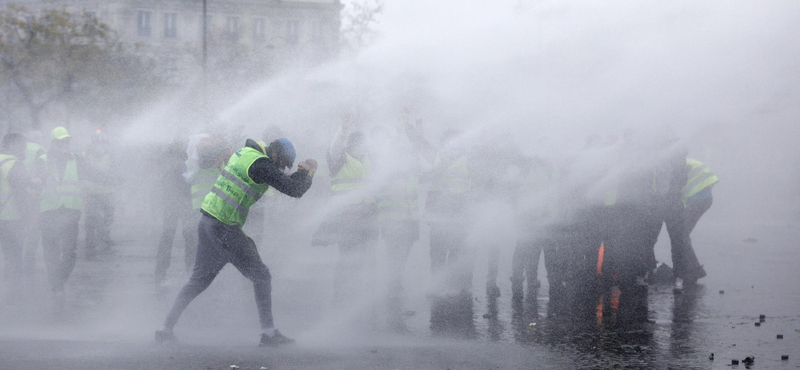 Őrizetben a francia sárgamellényesek egyik vezetője