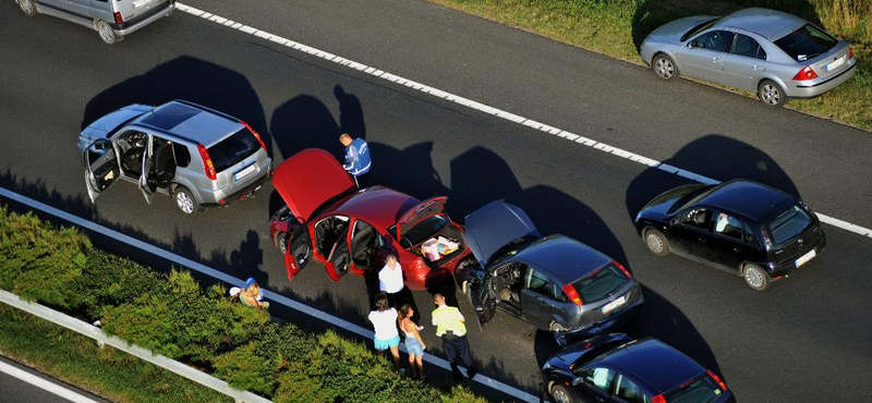 Segélyhívót szereltetne az új járművekbe az Európai Bizottság