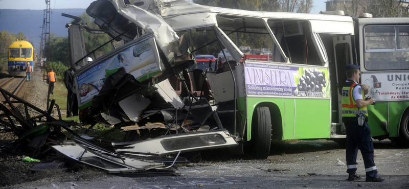 Tatabányai buszbaleset: csak csütörtöktől járnak majd a vonatok