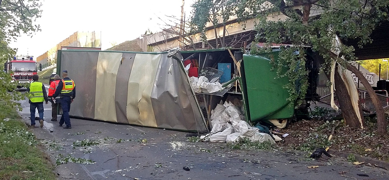 Leesett egy teherautó az M3-as bevezetőjéről – fotók