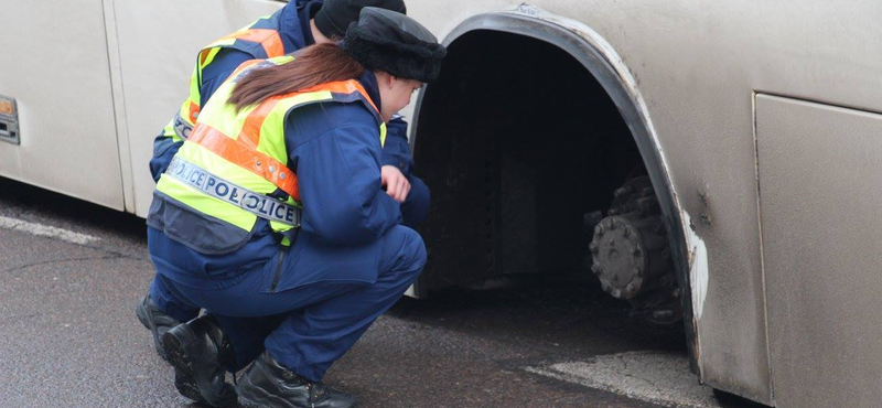 Kiestek egy busz kerekei, eltaláltak két autót - fotók