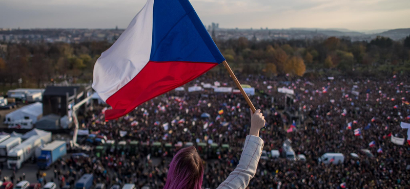 Százezrek vonultak a prágai utcákra a kormányfő ellen