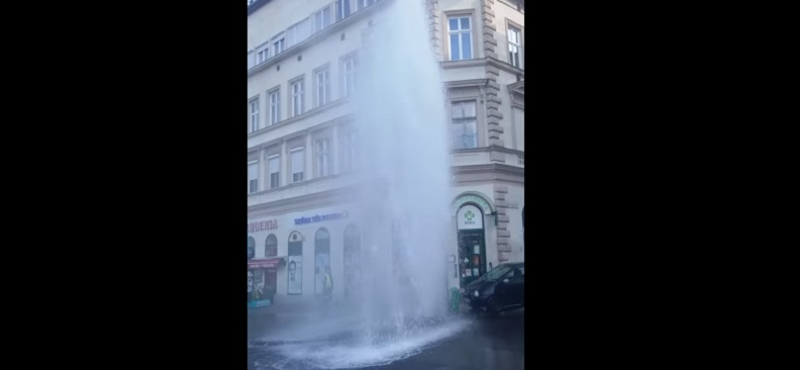 Kisebb szökőkút alakult ki a Széna téren egy felrobbant tűzcsap miatt