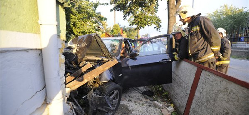 Így mutat, ha a kertbe beszáll egy BMW - fotók