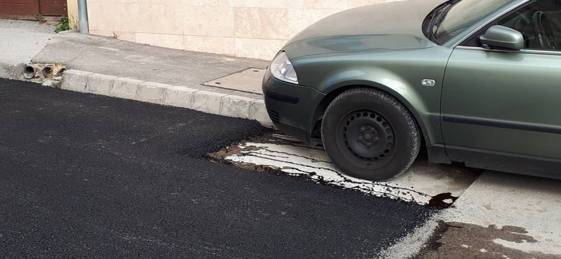 Ott maradt az út mellett egy autó Pécsen az aszfaltozáskor, a munkások megoldották