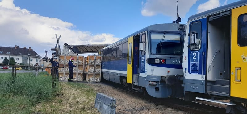 Kamionnal ütközött, kisiklott egy vonat Tiszavasváriban
