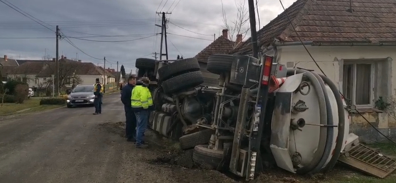 Cefreszállító kamion döntötte ki egy ház falát Vas megyében