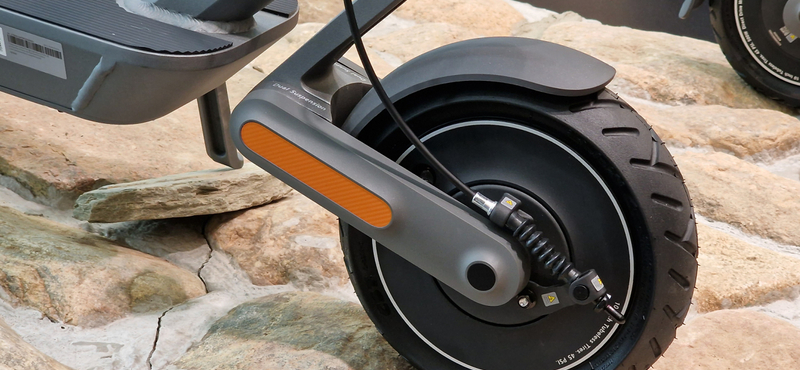 A Xiaomi előállt egy duplán rugózós elektromos rollerrel, de új okosóra és fülhallgató is jött
