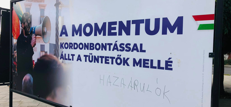 Megrongálták a Momentum plakátjait a XVII. kerületben