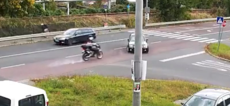 Brutális motorosbalesetről osztott meg egy felvételt a rendőrség - videó