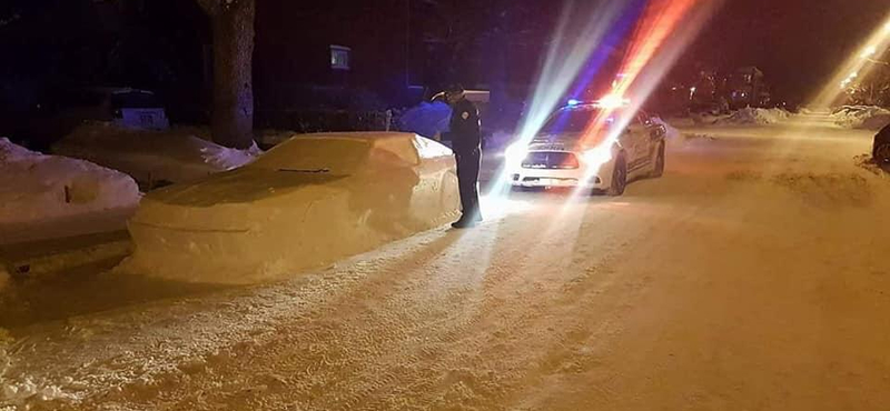 Hóból készült autóval verte át a rendőröket, de ilyen reakcióra nem számított