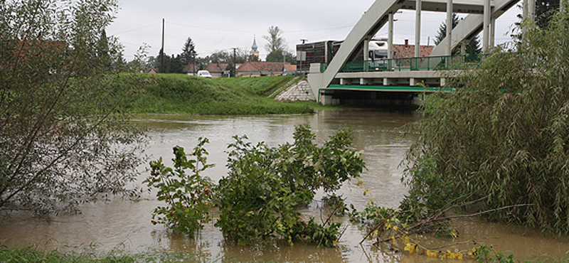 Már Ópusztaszert támadja a belvíz