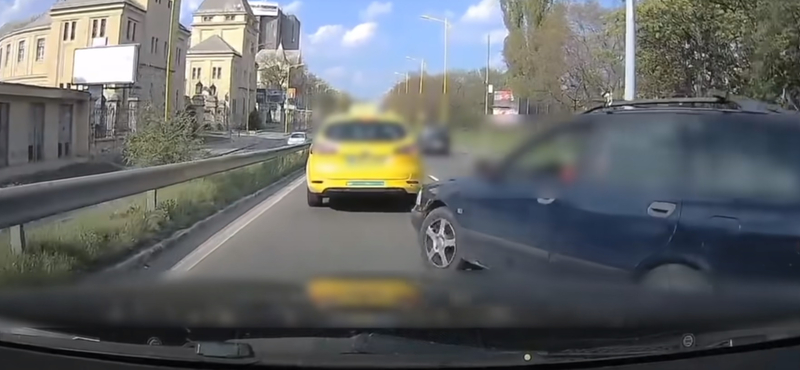 Úgy megsértődött egy autós a rádudálóra, hogy kilométereken át büntetőfékezgetett előtte – videó