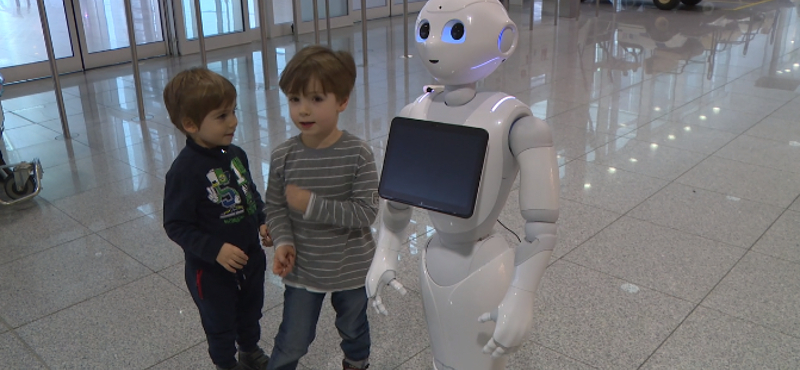 Nagyon cuki robotlány segít az utasoknak a müncheni reptéren – videó