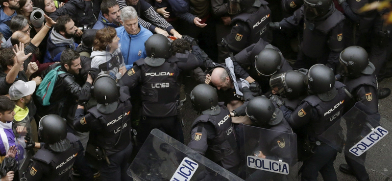 Utcára tette a spanyol rendőröket több katalán szálloda