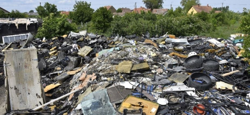 Hulladékhegy nőtt ki egy hevesi kertben illegális autóbontásból