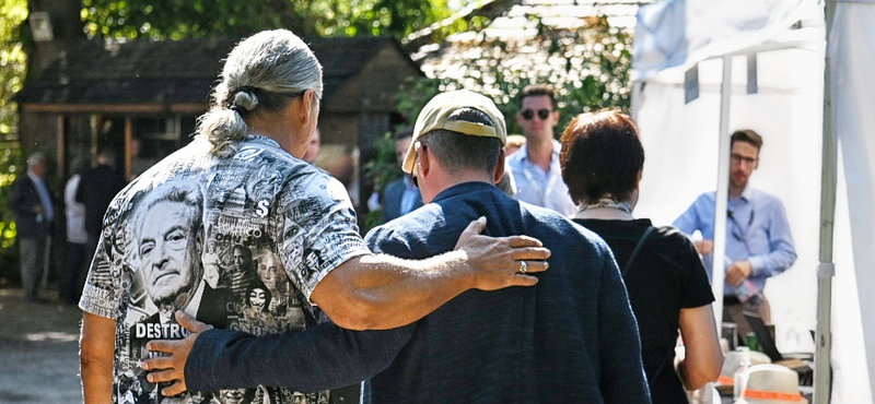 Népzene és maroknyi ellentüntető – nézegessen Kötcsére érkező fideszeseket