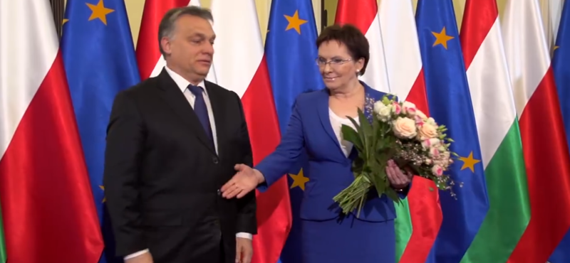 Ha csak Orbán videóját látnánk, azt hihetnénk, minden pompásan alakult Varsóban