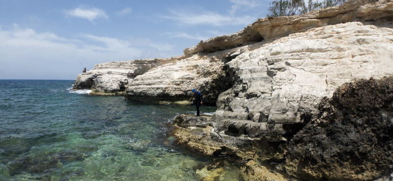 Az erkélyről akart beugrani a medencébe, most élet-halál között lebeg egy turista Cipruson