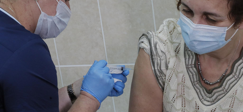 Vizsgálják a céget, ami 5000 forintért ígér soron kívül vakcinát