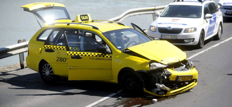 Filmbe illő taxisüldözés volt kora délután Budapesten - fotók