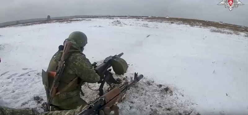 Képeken és videón, hogy Belaruszban hadgyakorlatoznak az orosz katonák