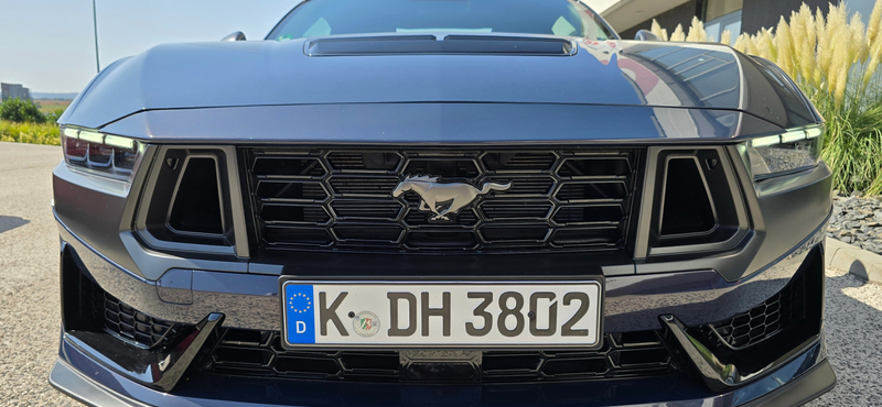 Kátyút figyel, gumit éget, V8-cal muzsikál: nyúzópróbán az új Ford Mustang Dark Horse