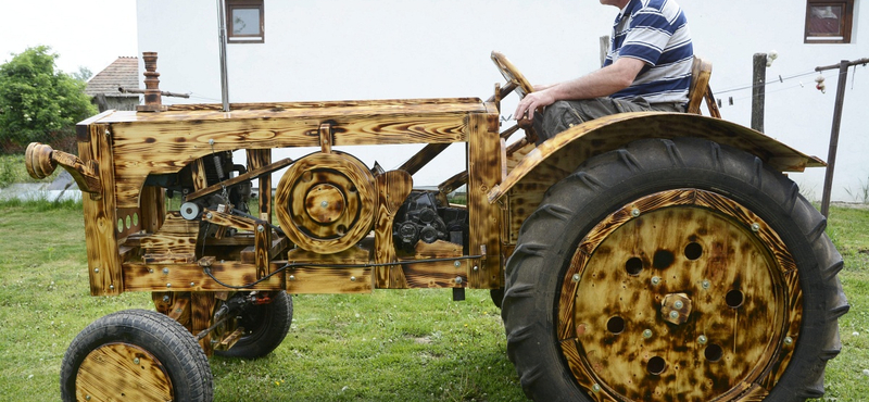 Fotó: Fából faragott traktort egy polgártársunk