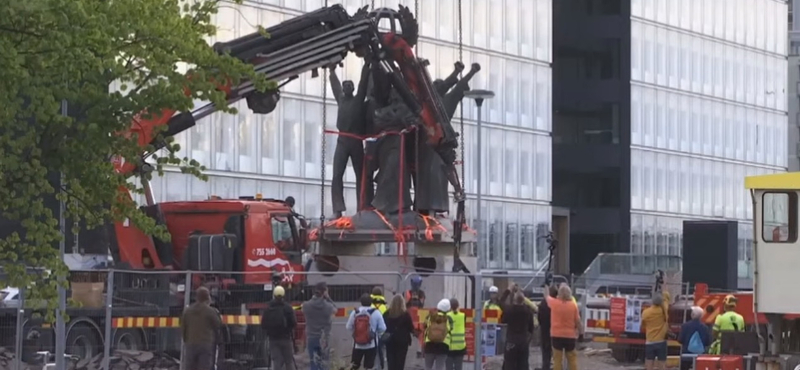 Elvittek Helsinki főteréről egy 6,5 méteres szovjet emlékművet – videó
