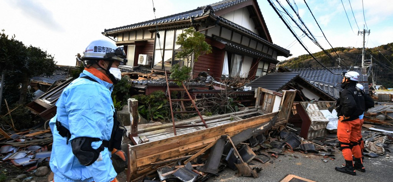 Versenyt futnak az idővel Japánban, eddig 48 áldozatot találtak a földrengés után