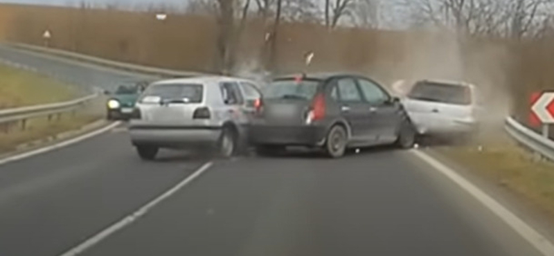 Hatalmas baleset lett egy záróvonalas előzésből Dombóvárnál – videó 