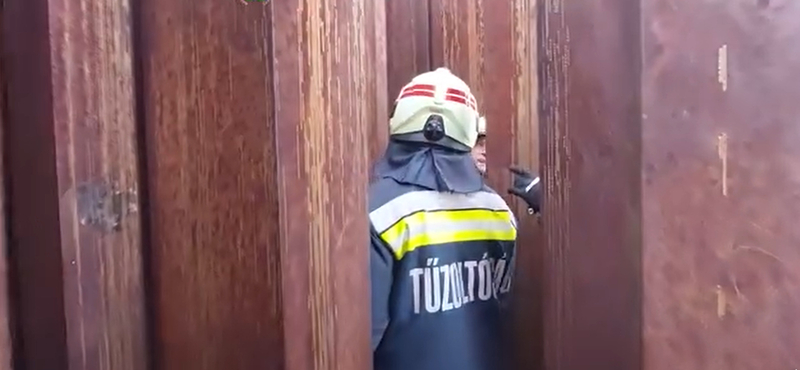Beszorult egy gyerek az 56-os emlékmű oszlopai közé, a tűzoltóknak kellett kimenteniük