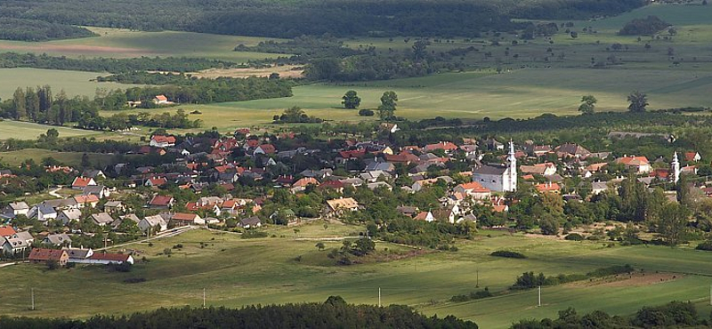 Tizedáron adott telekkel vonzana be fiatal párokat egy fogyatkozó falu a Balaton-felvidéken