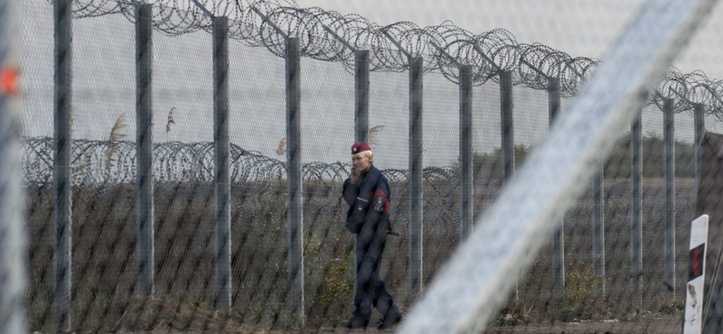 Attention, Attention – így beszél a határkerítés az illegális bevándorlókhoz