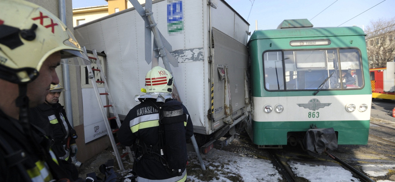 Teherautóval ütközött a ráckevei HÉV – képek