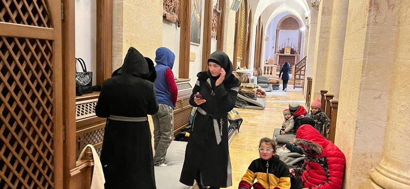 Aleppóban már templomokban és temetőépületekben is megpróbálják elszállásolni a földrengés túlélőit