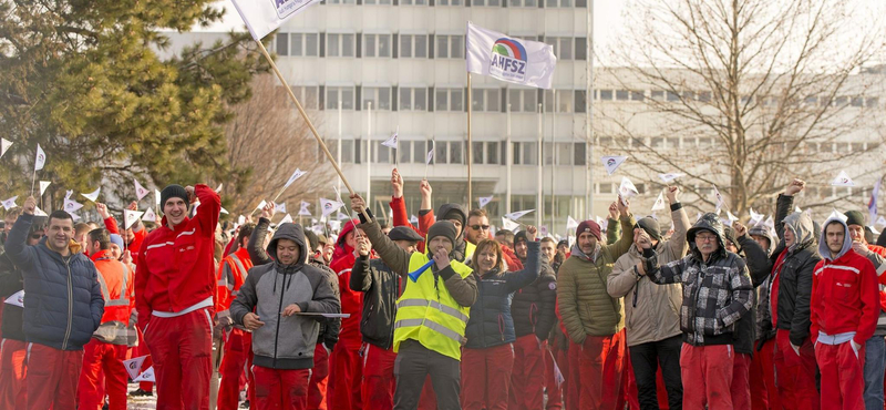 96 órája sztrájkolnak az Audiban, ma délután ismét tárgyalnak