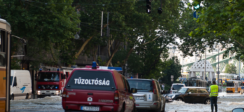 Fotók: csőtörés a Szent Gellért térnél (videóval)