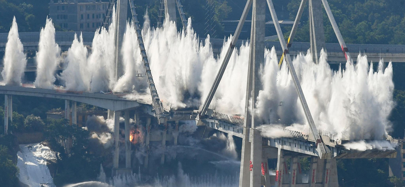 Ezrek evakuálása után felrobbantották a tavaly leomlott genovai hidat – képek, videó