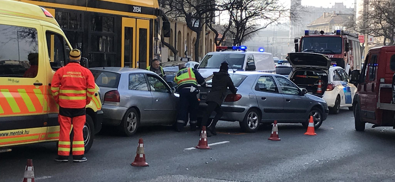 Két autóval ütközött a 4-6-os villamos a Margit körúton