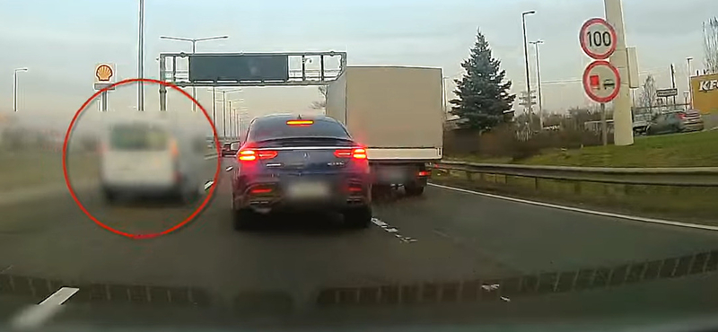 Érkezett a Mercedes SUV a jobb sávból, és sejthető volt, hogy rossz vége lesz – videó