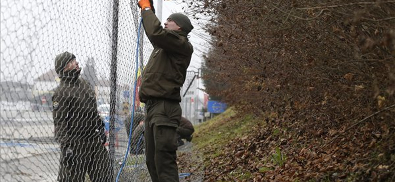 Lyukas lesz az osztrákok kerítése Szlovéniánál