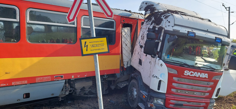 Személyvonat és nyerges vontató ütközött, többen megsérültek Ikladnál