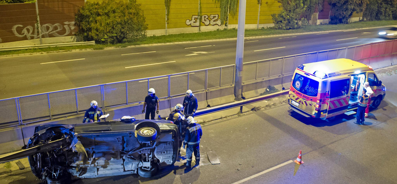 Szalagkorlát nyársalt föl egy autót az M3-bevezetőnél – fotó