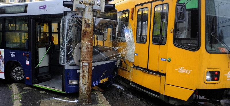 Busz és villamos csattant Zuglóban - fotók