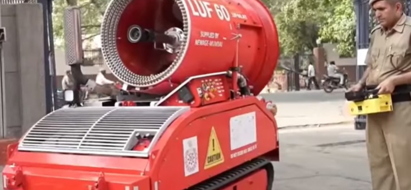 Egy perc alatt 2400 liter vizet fröcskölnek szét, Indiában ilyen robotokra bízzák a tűzoltást – videó