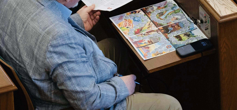 Fotók bizonyítják, hogy Dézsi Csaba volt győri polgármester a közgyűlési munka közben társasjátékozott