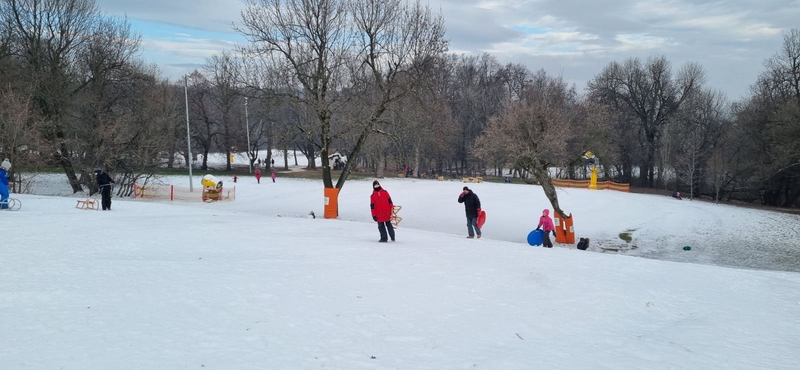 Már lehet szánkózni és síelni a Normafán