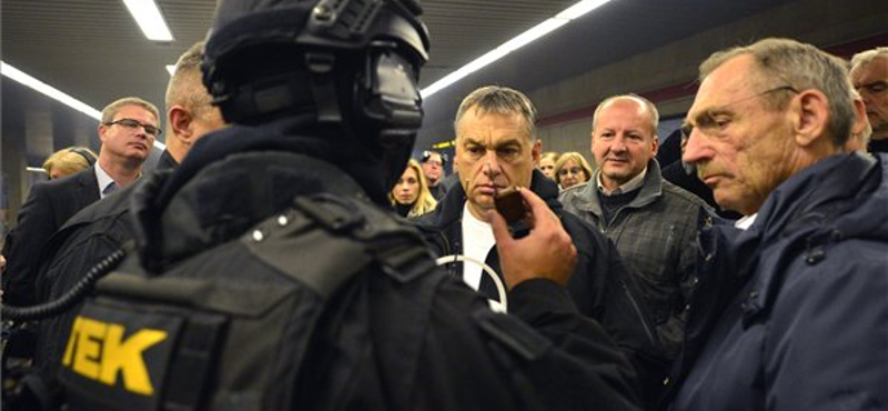 Orbán éjjel lement a metróba a gyakorlatozó TEK-esekhez – fotók